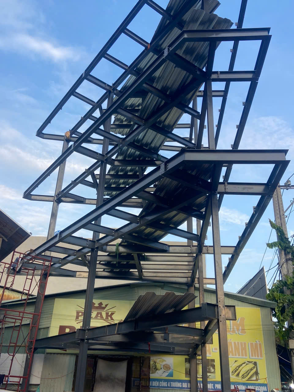 Quá trình thi công khung thép Mề Gà Coffee